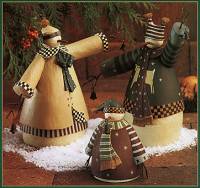 WW2411 Snow people bundled in coats and scarves with stripes and checkers