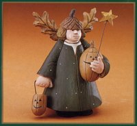 WW6031 A fairy with oak leaf wings and acorn hat holds a star and pumpkins